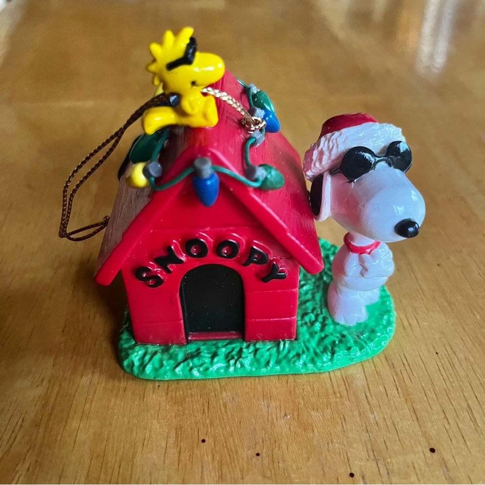 Snoopy Danbury Mint Christmas Ornament Doghouse Woodstock Peanuts